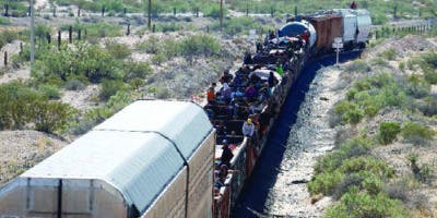 Migrantes suben a tren y van  a México