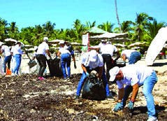 Voluntarios de CAEI limpian playa Caribe