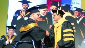 Joven con parálisis cerebral graduado honores  PUCMM