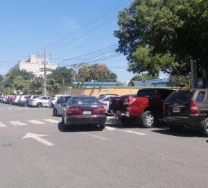 Falta parqueos complica más anarquía movilidad en avenidas y calles GSD