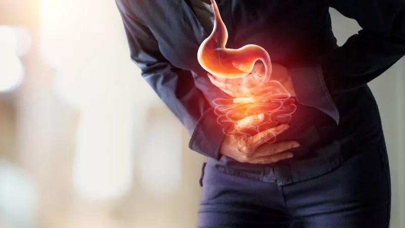 La hinchazón o distensión es un aumento visible del tamaño del abdomen. La barriga se siente llena y esto genera una incomodidad.