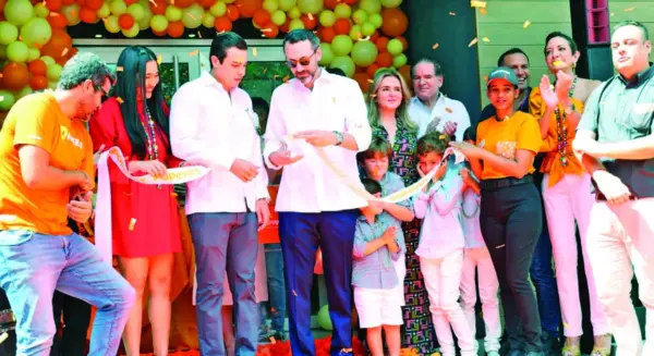 Marcos Sànchez, gerente general de la empresa Caleya, del grupo Àgape, propietaria de la franquicia, corta la cinta simbólica del primer restaurante.