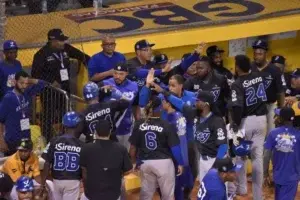 Licey propina paliza a Águilas en su primer duelo en campeonato de beisbol dominicano