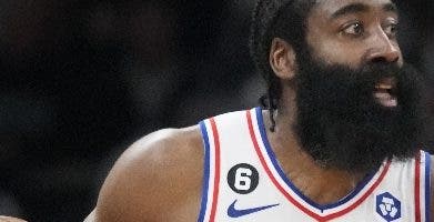 Harden sigue rebelde ante trato de los 76ers