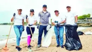 Motor Crédito y Fundación Vida Azul limpian  playa