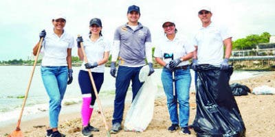 Motor Crédito y Fundación Vida Azul limpian  playa
