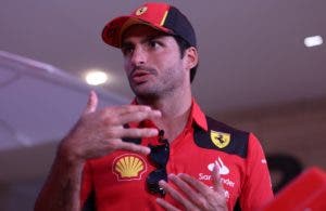 Sainz, fuera por fuga combustible  bólido de Ferrari