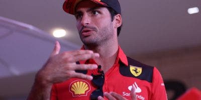 Sainz, fuera por fuga combustible  bólido de Ferrari