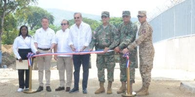 Abinader deja inaugurado tramo de la verja perimetral en Elías Piña