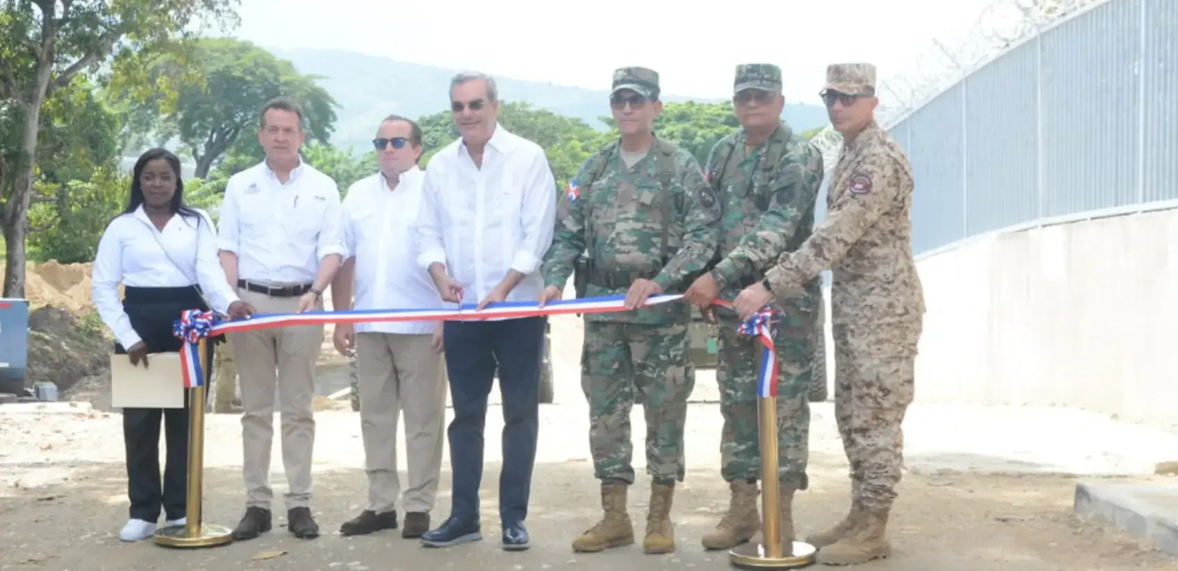 Abinader deja inaugurado tramo de la verja perimetral en Elías Piña