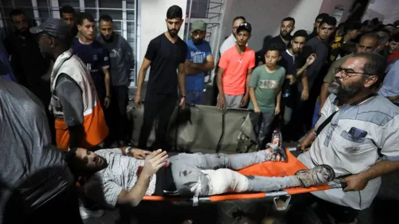 En imágenes: la devastación que dejó el ataque contra un hospital de Gaza que causó cientos de muertes