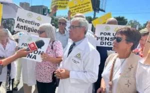 Médicos pensionados exigen seguro salud