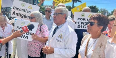 Médicos pensionados exigen seguro salud