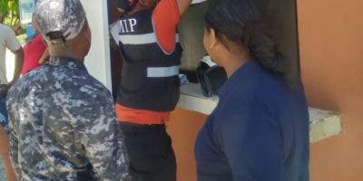 Policía confisca bebidas alcohólicas que intentaron introducir a la cárcel de Barahona