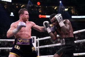 ‘Canelo’ domina a Charlo y lo vence por decisión unánime