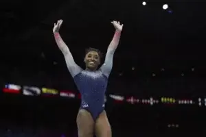 Biles guía a EEUU a su 7mo título mundial seguido en equipos