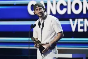 Bad Bunny y Peso Pluma se llevan primeros Premios Billboard de la Música Latina