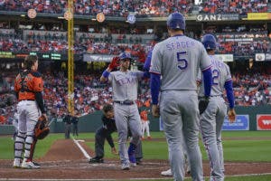 Rangers se imponen 11-8 a Orioles y toman ventaja de 2-0 en la serie