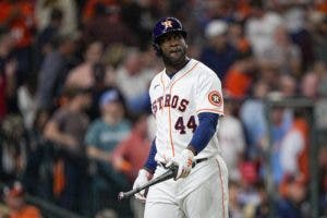 Yordan Álvarez lidia con una dolencia durante la Serie contra los Rangers