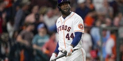 Yordan Álvarez lidia con una dolencia durante la Serie contra los Rangers