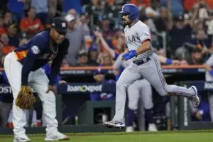 Rangers atacan temprano a Valdez y resisten para vencer 5-4 a Astros; aventajan 2-0