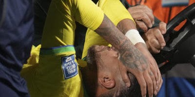 Neymar abandona el partido de Brasil llorando por aparente lesión en la rodilla izquierda