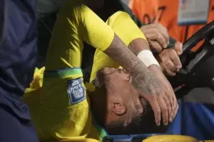 Neymar abandona el partido de Brasil llorando por aparente lesión en la rodilla izquierda