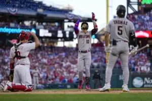 Con jonrones de Pham y Gurriel, Dbacks ganan 5-1 a Filis y habrá Juego 7 en la Liga Nacional