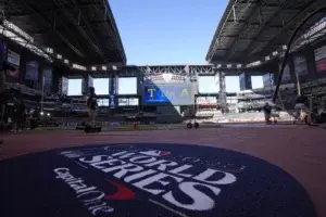 Techo del Chase Field abierto para el Juego 3 de la Serie Mundial entre DBacks y Rangers