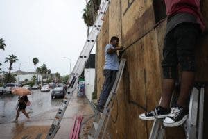 Tammy se fortalece y amenaza con vientos huracanados y lluvias a islas caribeñas