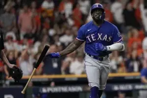 Adolis García conecta grand slam y Rangers van al séptimo juego ante Astros