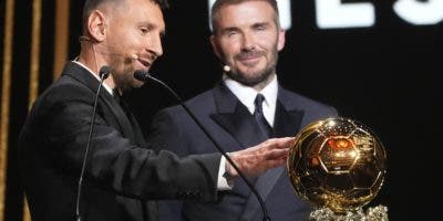 Messi dedica su Balón de Oro a Maradona el día de su cumpleaños