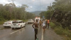 9-1-1 asiste autobús accidentado de 60 pasajeros en El Cruce de Bonao