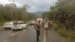 9-1-1 asiste autobús accidentado de 60 pasajeros en El Cruce de Bonao