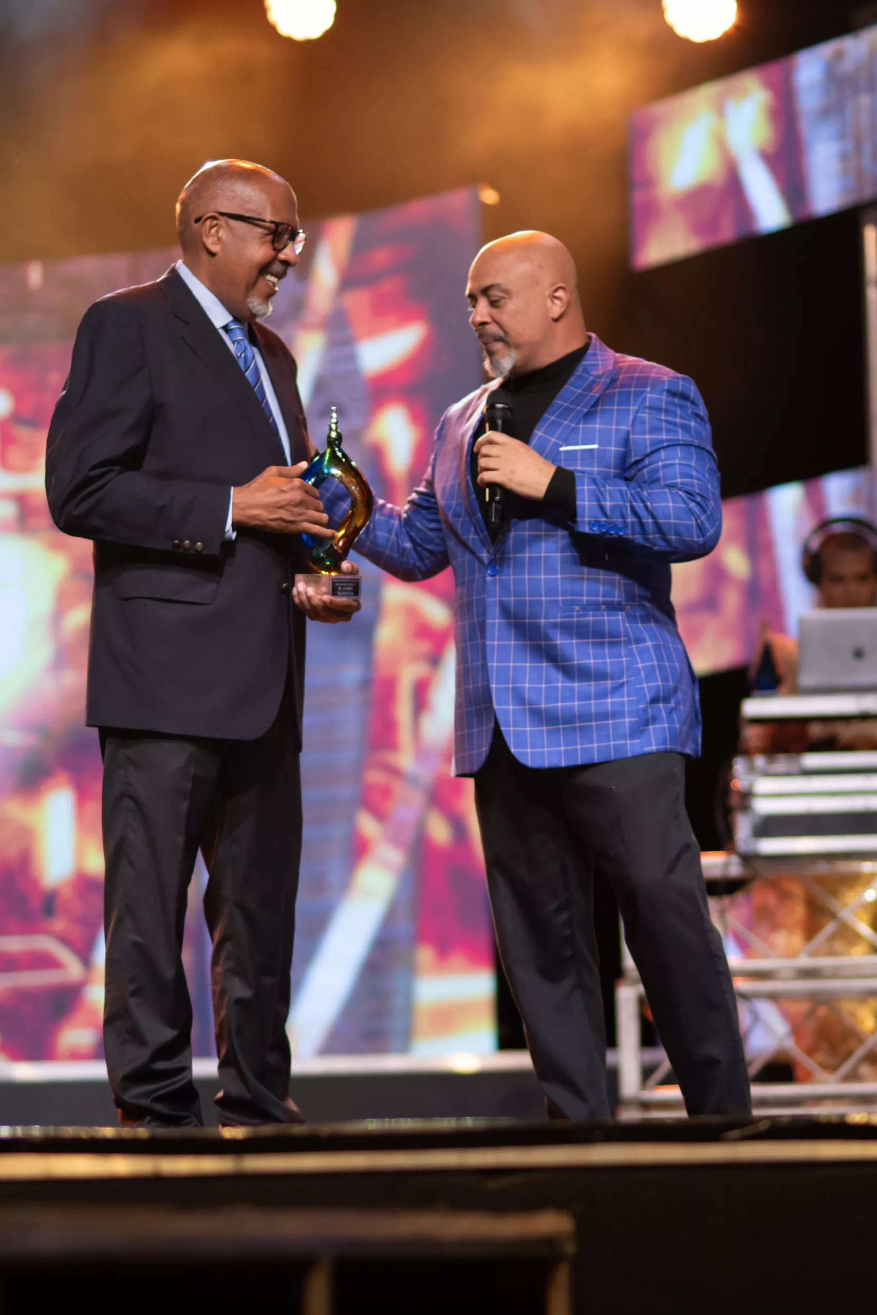Amable Valenzuela recibe premio especial de manos del productor Rafael Taveras