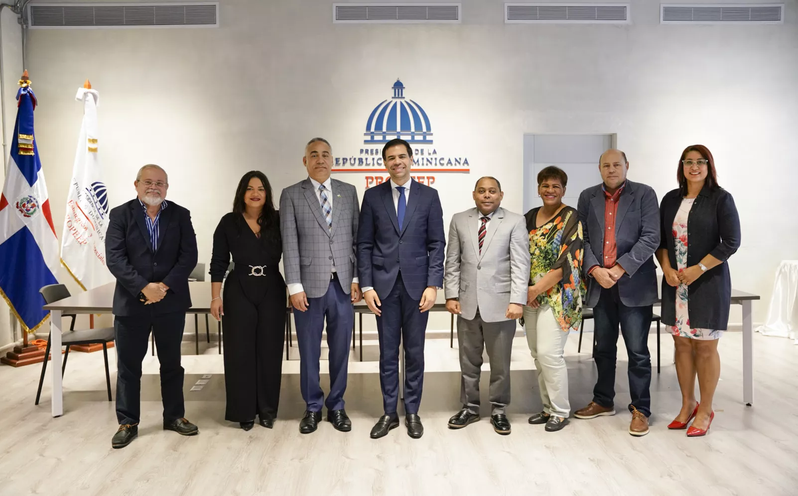 De izquierda a derecha,Alfonso Quiñones, Sarah Hernández, Severo Rivera, Roberto Ángel Salcedo, Fausto Polanco, Carmen Luz Beato Jorge Ramos y Yenny Polanco Lovera copia
