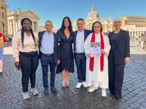 Pasión Vega ilustra al papa Francisco su recital en la Sagrada Familia por Ucrania