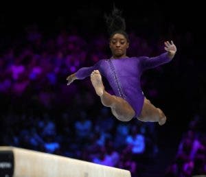 Simone Biles alcanza los veintitrés oros mundiales tras imponerse en las finales de barra y suelo