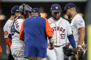 Cristian Javier sacado en la primera entrada tras permitir 3 carreras y sacar 1 out contra los Rangers