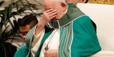 El estado del papa Francisco es bueno, no tiene fiebre y su situación respiratoria mejora