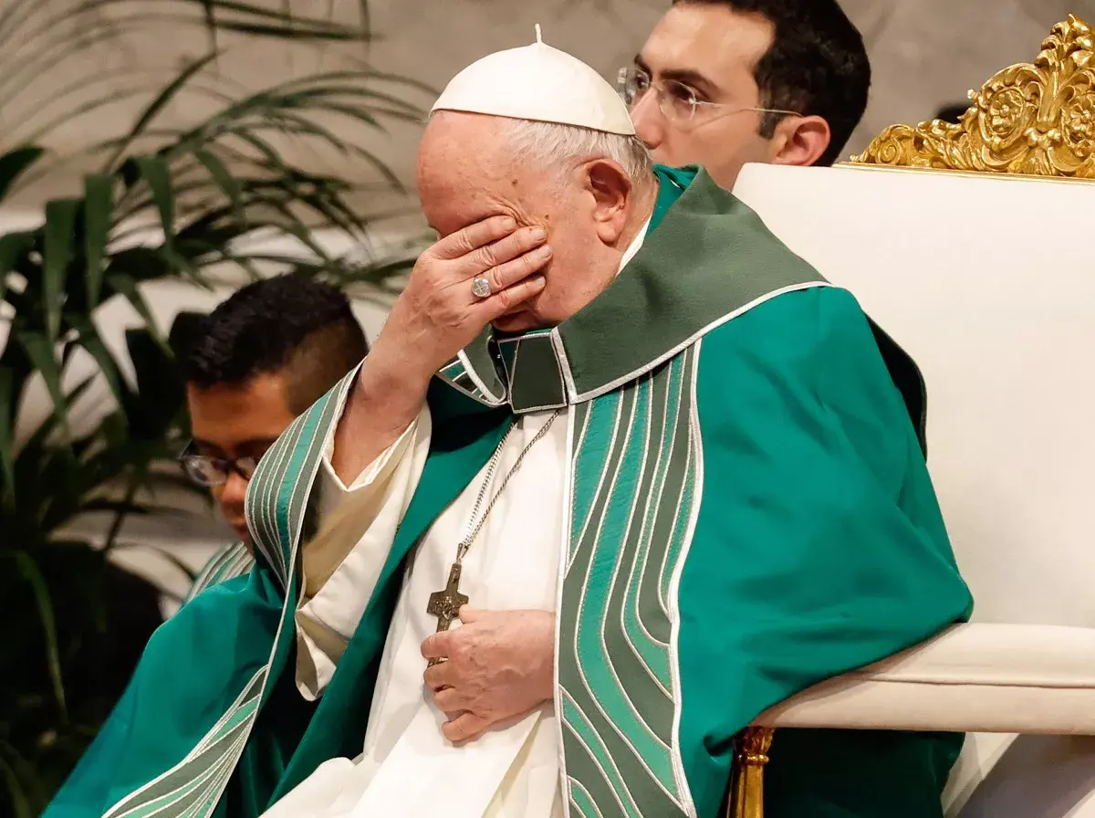 El estado del papa Francisco es bueno, no tiene fiebre y su situación respiratoria mejora