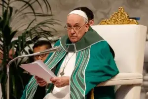 El papa pide una Iglesia que acoja y sirva a todos en la clausura del Sínodo