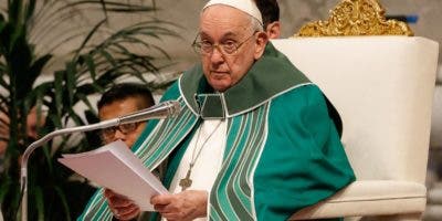 El papa pide una Iglesia que acoja y sirva a todos en la clausura del Sínodo