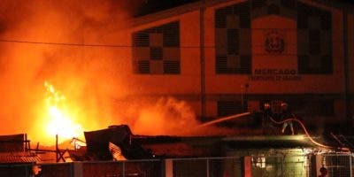 Al menos 20 locales resultaron afectados por el incendio del mercado binacional de Dajabón