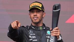 Hamilton tras vencer a Checo en lucha pilotos