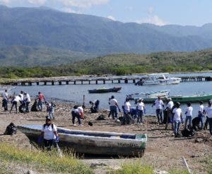 Voluntarios se unen en limpieza de costas