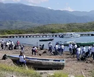 Voluntarios se unen en limpieza de costas