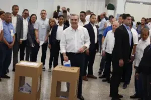 Abinader ejerce su derecho al voto; llama a aceptar decisión de los perremeístas