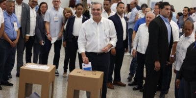 Abinader ejerce su derecho al voto; llama a aceptar decisión de los perremeístas