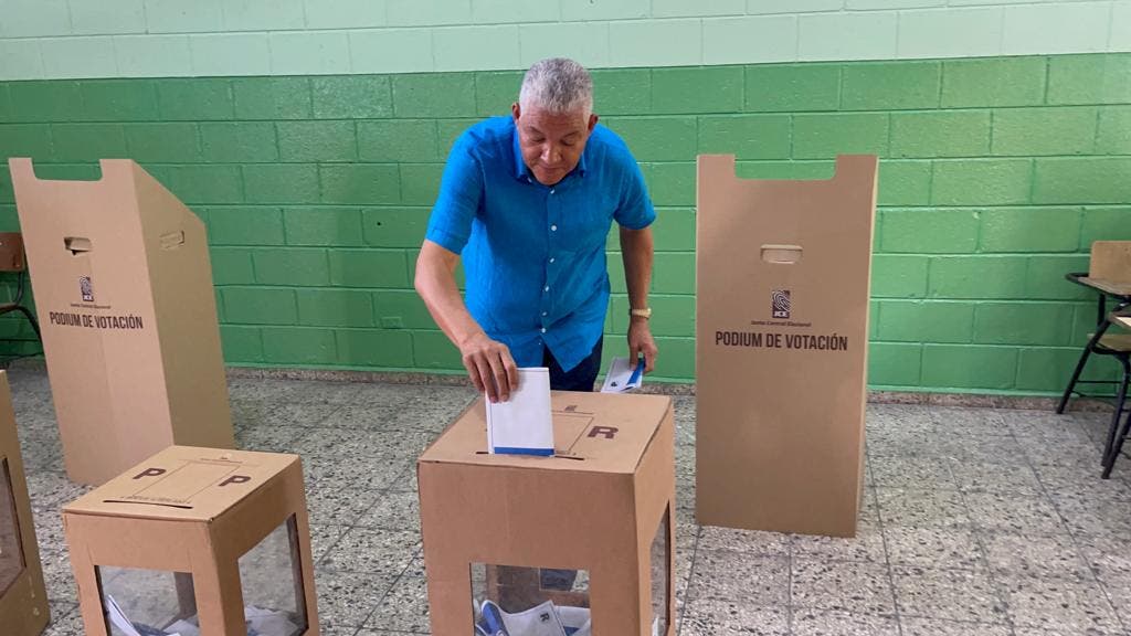 Radhamés González llama a dirigentes del PRM a votar en primarias
